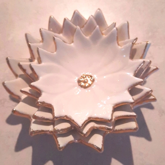 Nesting  Poinsettia - Picture 3 of 3